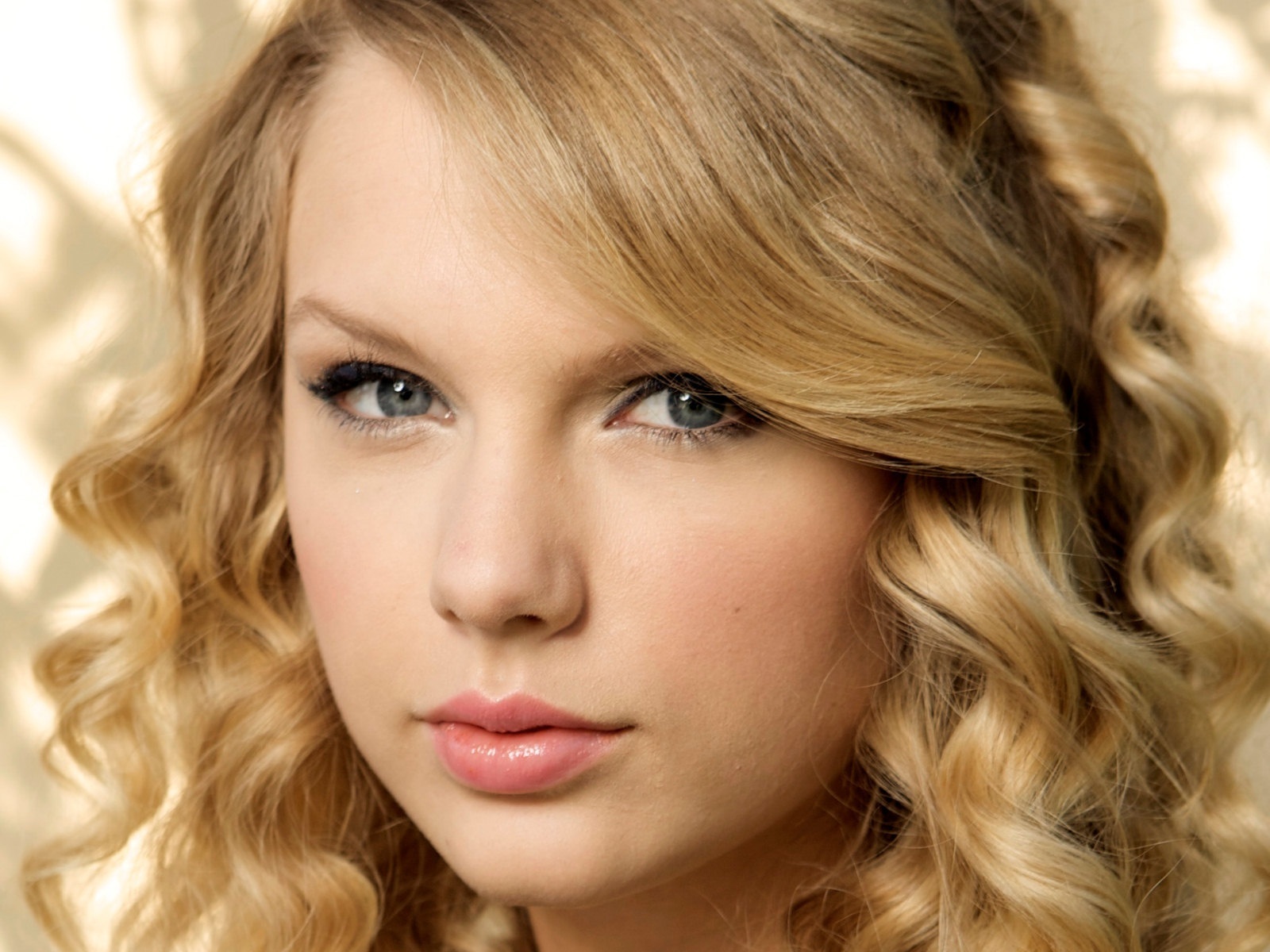 Top 10 Most Popular Female Singers in 2014